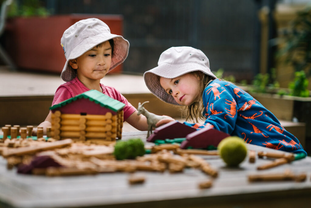 Children playing with a mini farm set at KU Birnbial childcare