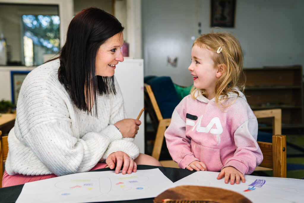 KU Bilya Gulyangarri childcare educator drawing with a child